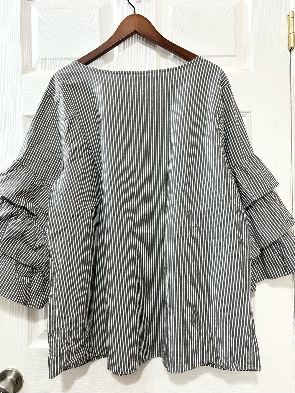Ava & Viv 3X Gray White Stripe Tiered Ruffle Sleeve Blouse Plus Size Top - Picture 2 of 6